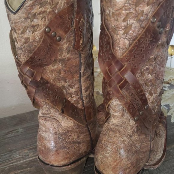 Corral Distressed Leather Heeled Boots - Picture 6 of 16